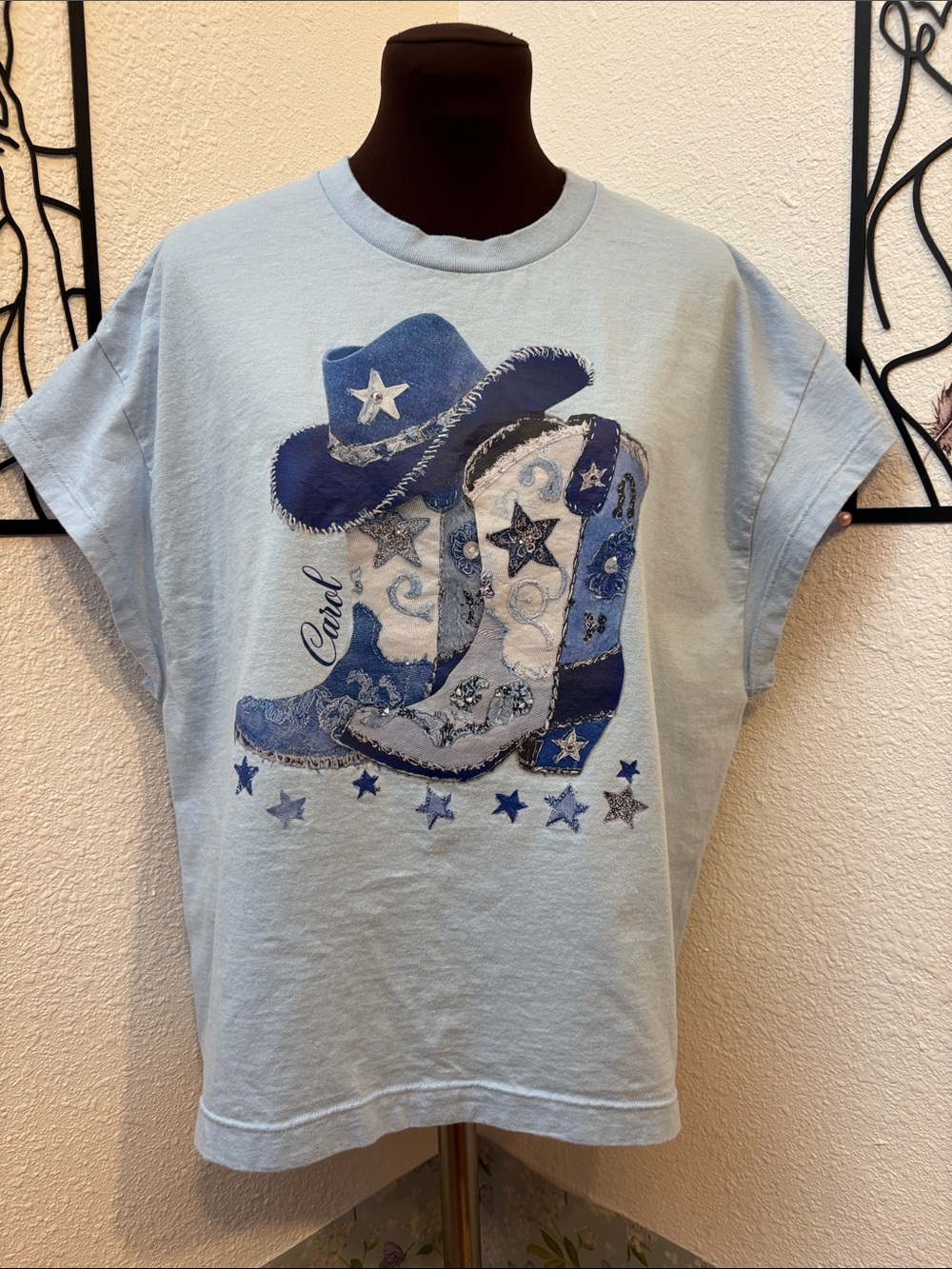 Gildan light blue western boots stars and hat short sleeve graphic tee. Size XL